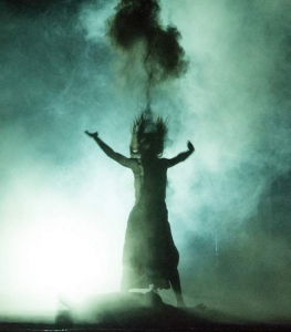 آنتیگونه در حال دفن پولی‌نیکس خاکستر به‌هوا می‌پاشد آن شوارتز در نقش آنتیگونه به کارگردانی جت اشتکل در برگ‌تیه‌تر، وین، ۲۰۱۵